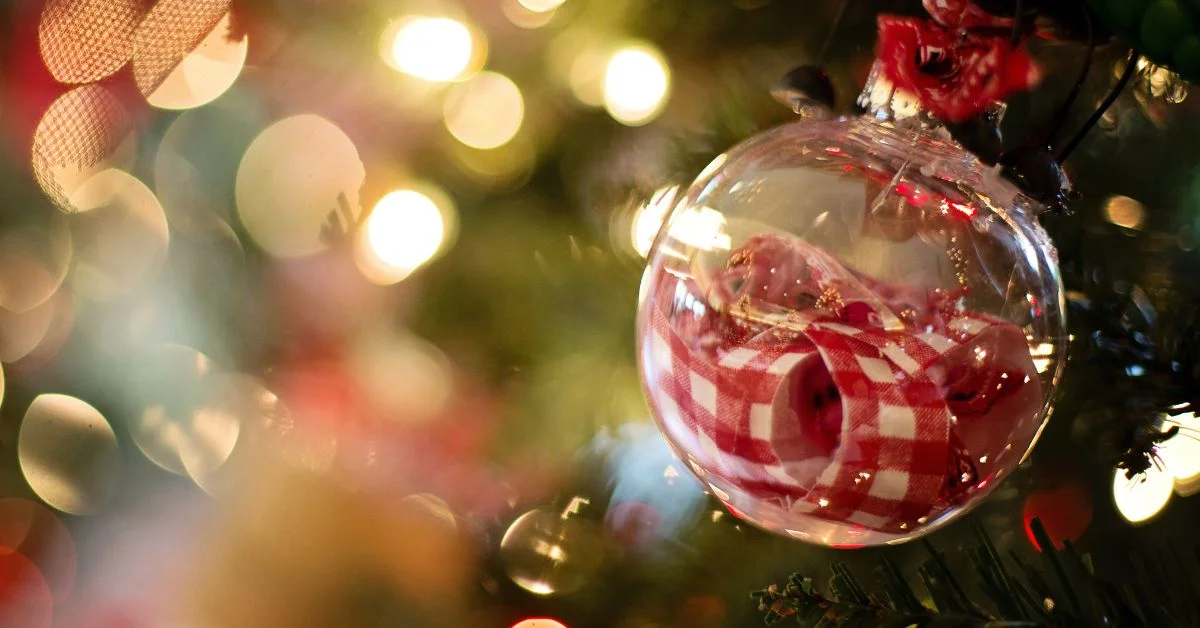 At their core, wooden Christmas ornaments are holiday decorations crafted from wood and used to adorn Christmas trees, mantels, wreaths, or window sills.